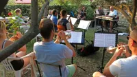 Robert Vatovec Big Band te dni vadi v vrtu pred hišo svojega maestra v Pobegih. 