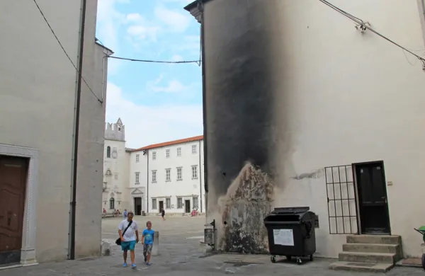 Vandali so z nočnim požigom uničili dobršen del ometa pred 
vhodom v Galerijo Loža.