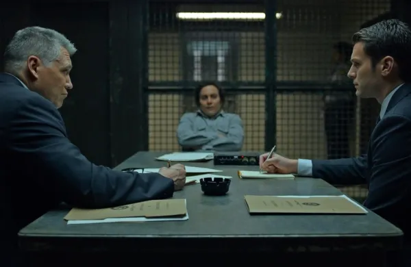 Preiskovalca Bill Tench in Holden Ford z zloglasnim morilcem Davidom Berkowitzem, ki se je v medijih proslavil z imenom 
Son of Sam. Moril je med  letoma 1975 in 1977, priznal je osem umorov.