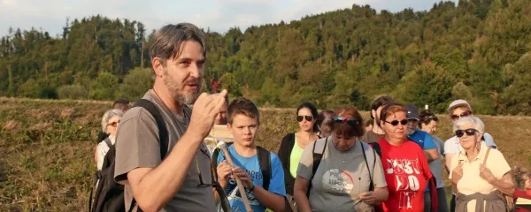 Slavko Polak z zdravilno strašnico, na kateri živi redka vrsta 
metulja, strašničin mravljiščar z zanimivim življenjskim krogom, 
saj za razvoj potrebuje tako rastlino kot pozneje posebno vrsto 
mravelj.