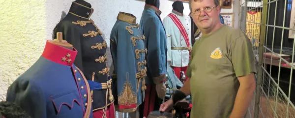 Srečko Rože je upravičeno ponosen na svojo zbirko uniform, ki jih 
je ob praznovanju četrt stoletja Vojaškega muzeja Tabor Lokev 
tudi razstavil.