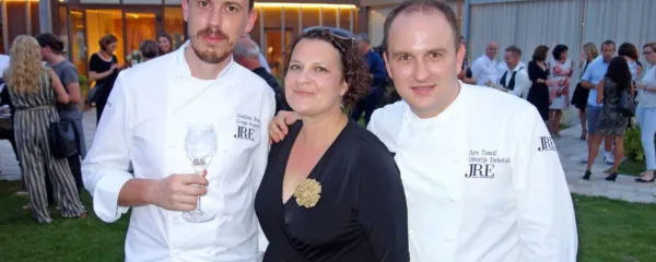 Gostinca Grega Repovž (levo) in Jure Tomič, med njima  Ksenja 
Kragl, projektni vodja Okusov Posavja