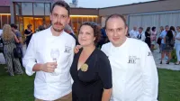 Gostinca Grega Repovž (levo) in Jure Tomič, med njima  Ksenja 
Kragl, projektni vodja Okusov Posavja