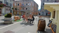 Poletje v starem jedru razkriva, da bi bilo treba trg zapreti. 
Parkirišča za stanovalce  bi bila na voljo po selitvi policijske 
postaje.