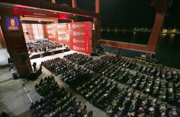 V mestu Las Palmas na otoku Gran Canaria je “pristaniški” koncert 
filharmonikov že tradicija.
