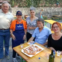 Na Banih imajo navado, da za šagro spečejo kifeljčke, a svojega 
recepta ne izdajo ... Na fotografiji so z leve: Ludvik Husu, 
predsednica KD Grad Norma Krizmančič, podpredsednica KD Neva 
Husu, obiskovalec Jožko Čuk in keramičarka Katja Prunk.  