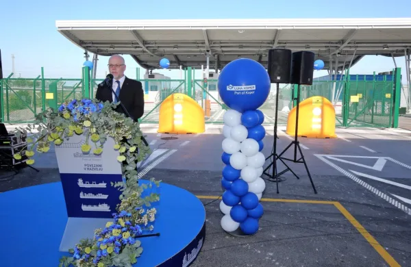 Srminski vhod so odprli sredi maja, od sredine julija je tam 
mogoče carinjenje vsega blaga, za zdaj ga uporablja petina 
tovornjakov, ki pripeljejo v pristanišče. 