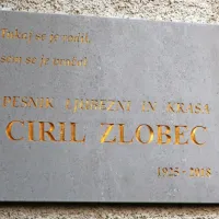 Spominska plošča na hiši v Ponikvah oznanja, da se je tam  rodil 
in se tja vračal pesnik ljubezni in Krasa. 