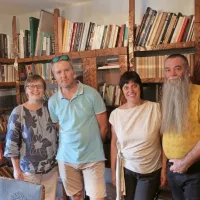 V Zlobčevi knjižnici (z leve): Vladka Tucovič Sturman, Primož 
Sturman, Magdalena Svetina Terčon in David Terčon  