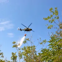 Pri gašenju je v soboto pomagal tudi vojaški helikopter.