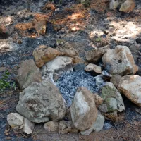 Gasilci so na območju pogorišča našli tudi kurišče, a pravi vzrok 
požara še ni znan.