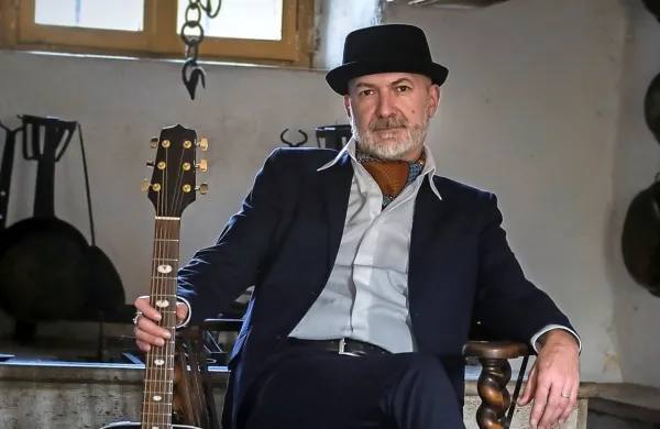 Gordan Novaković se predstavlja s prvim samostojnim singlom 
Liza pela je jazz.
