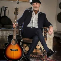 Gordan Novaković se predstavlja s prvim samostojnim singlom 
Liza pela je jazz.