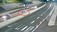 

Na posnetku Darsa, ki je dostopen na naši spletni strani www.primorske.si, je videti vozilo Patrika Peroše, potem ko  se je  prek 
razcepa Nanos peljal v nasprotno smer. Nato je pot  nadaljeval po  
priključku glavne smeri avtoceste (Kozina-Postojna) na hitro cesto 
proti Vipavi, ki ga je  pripeljala na nasprotno smer proti Kozini.