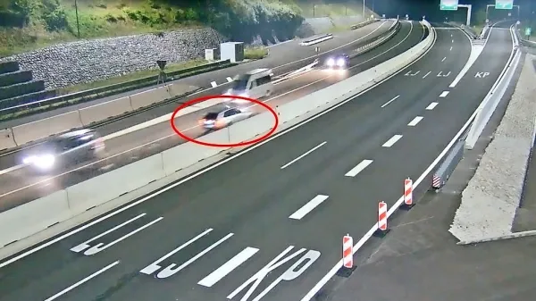 

Na posnetku Darsa, ki je dostopen na naši spletni strani www.primorske.si, je videti vozilo Patrika Peroše, potem ko  se je  prek 
razcepa Nanos peljal v nasprotno smer. Nato je pot  nadaljeval po  
priključku glavne smeri avtoceste (Kozina-Postojna) na hitro cesto 
proti Vipavi, ki ga je  pripeljala na nasprotno smer proti Kozini.