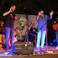 Tudi Feo v ozadju se je, kjerkoli zdaj že je,  veselil vrhunskega nastopa zasedbe Same babe in Andreja Trobentarja (drugi z desne).   