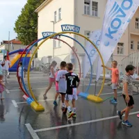 Otroci so se pridružili igram z žogo , se vozili po zipline-u, se 
zabavali na napihljivem igralu in v vodnem tunelu. 