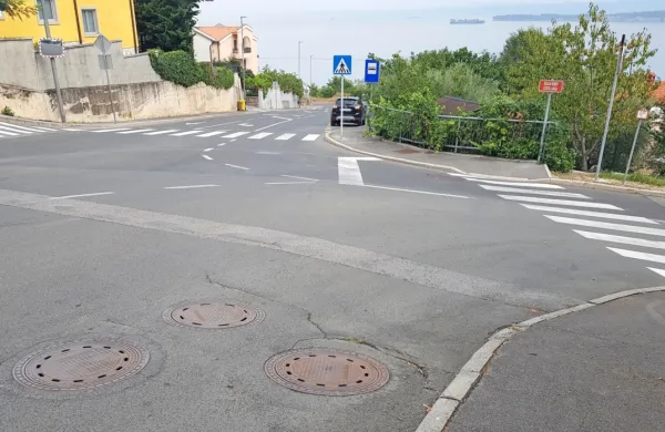 Ob stičišču ulic Dolga Reber in Krožna cesta v Žusterni so odkrili 
nekaj hiš (na desni strani ceste), kjer  so svoje fekalne priključke  
nezakonito priklopili  na javni sistem meteornih voda.