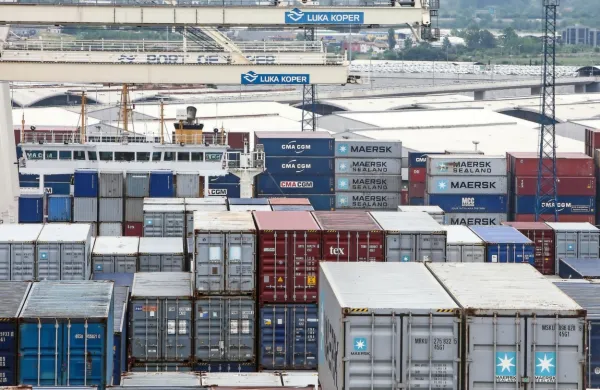 V prvem polletju so v Luki Koper pretovorili za odstotek manj 
blaga kot v enakem obdobju lani. A pri kontejnerjih so zabeležili 
dvoodstotno rast.