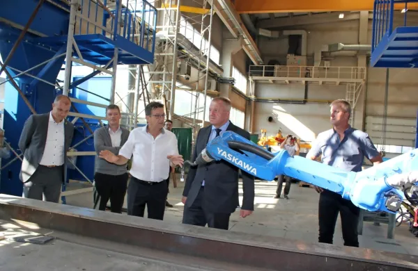 Direktor podjetja SITOR Rudi Tomšič je obiskovalcem pokazal eno 
najnovejših pridobitev, robotsko varilno celico. 