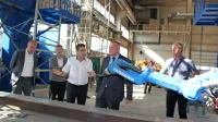 Direktor podjetja SITOR Rudi Tomšič je obiskovalcem pokazal eno 
najnovejših pridobitev, robotsko varilno celico. 