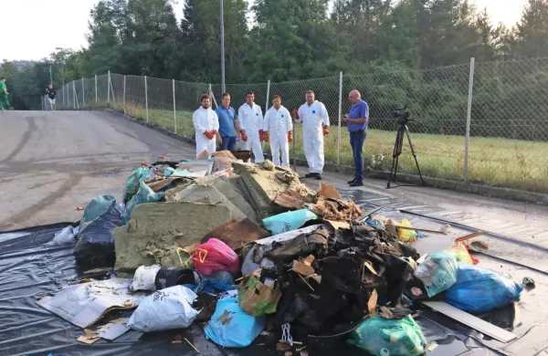V začetku avgusta so bistriški komunalci pregledali zabojnik za 
odpadno embalažo s Sviščakov.