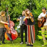 Brencl banda bo v četrtek, 12. septembra,  predstavila  svoj četrti album Korenine svetlobe. 