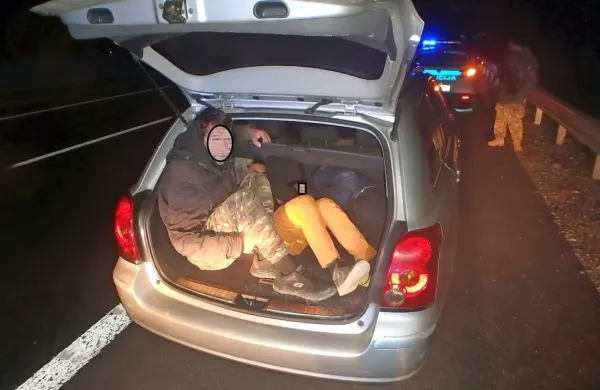 Pakistanec je v svojem vozilu prevažal deset prebežnikov, trije so 
se stiskali tudi v prtljažniku (fotografija je simbolična).