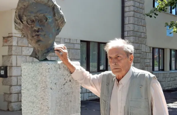 Čeprav se je Aleksander Peršolja že pred več leti z Vilenice 
umaknil, jo vsa leta budno spremlja. Ob letošnjem dogajanju je 
začutil potrebo, da javnost opozori na nevarnost, ki ji grozi. 