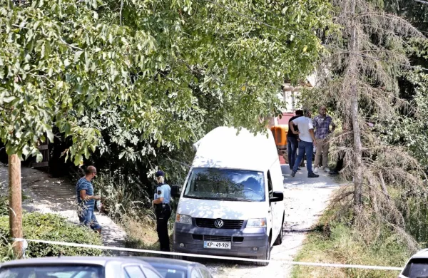 Obtoženčeva žena je sodnici dejala, da se mora z nasilnim možem pred ločitvijo dogovoriti tudi o 
delitvi kmetije v Krkavčah. Prav zaradi te kmetije in hiše je, kot kaže, oče obtoženega  Marko Matić 
umoril svojo polsestro in njenega moža. Na fotografiji dovoz do hiše na dan umora. 