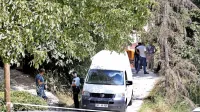 Obtoženčeva žena je sodnici dejala, da se mora z nasilnim možem pred ločitvijo dogovoriti tudi o 
delitvi kmetije v Krkavčah. Prav zaradi te kmetije in hiše je, kot kaže, oče obtoženega  Marko Matić 
umoril svojo polsestro in njenega moža. Na fotografiji dovoz do hiše na dan umora. 