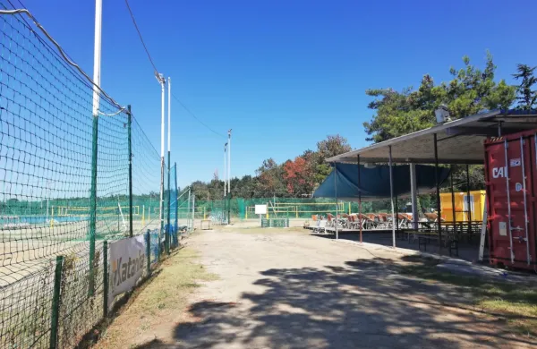 Odbojkarska igrišča, s katerimi upravlja Športno društvo Katarina, 
se bodo morala posloviti, saj so postavljena na črno. Lastnik 
parcele je namreč Direkcija za vode, ki z društvom nima dogovora 
o uporabi in zahteva, da se to umakne. 