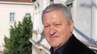 Dragan Velikić se v romanih in esejih vrača v mesta,  ki so ga sooblikovala, najpogosteje v Pulj.  