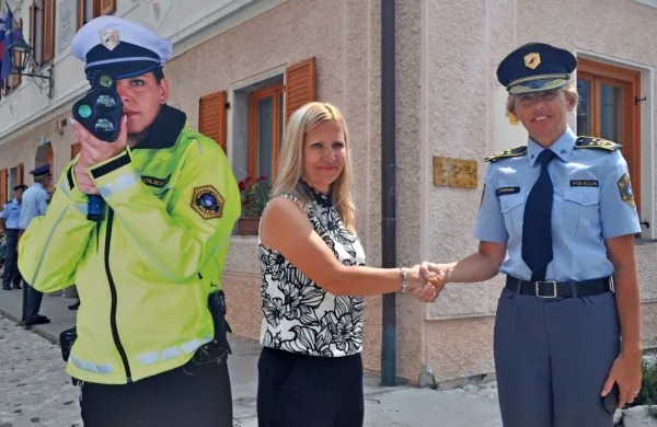 Generalna direktorica policije Tatjana Bobnar (desno) in v. d. direktorice agencije za varnost v prometu Vesna Marinko sta  policistom predali pet silhuet, tri so  ukradli.