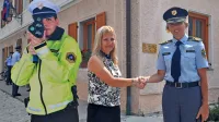 Generalna direktorica policije Tatjana Bobnar (desno) in v. d. direktorice agencije za varnost v prometu Vesna Marinko sta  policistom predali pet silhuet, tri so  ukradli.