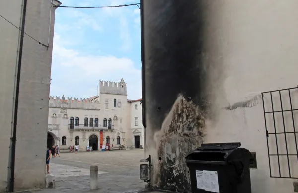Koprski kriminalisti preiskujejo zadnje požare zabojnikov. 