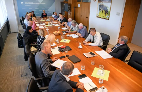 Za skupno mizo, na čelu katere sta sedela ministra Aleksandra 
Pivec in Simon Zajc, so predstavniki sindikata kmetov, kmetijsko-gozdarske zbornice, zavodov za gozdove in varstvo narave, 
ter agencije za okolje prišli do dogovora, da bo ukrepe za 
upravljanje z zvermi  dorekla posebna skupina.   