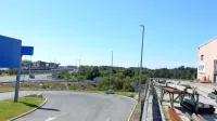 Stečajna upraviteljica Kraškega zidarja je včeraj prodala zemljišča 
na desni strani ceste, ki vodi  proti državni meji. 