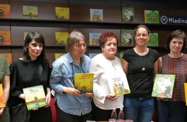 Za pozno poletno knjižno bero so poskrbele (z leve) ilustratorki 
Maša Kozjek in Polona Lovšin,  Alenka Župančič (pranečakinja Vere 
Albreht), avtorica pesmi Barbara Menart Senica, pisateljica Gaja 
Kos ter ilustratorki Ana Zavadlav in Maja Kastelic. 