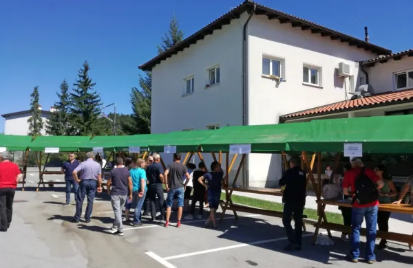 Peti zaposlitveni sejem v Hrpeljah je privabil kar nekaj iskalcev 
zaposlitve, v večini moških, a manj mladih. 