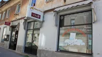  Na Tržaški cesti bo kmalu en prazen poslovni prostor manj, saj 
kupec  nekdanje prodajalne napoveduje v njej novo dejavnost.