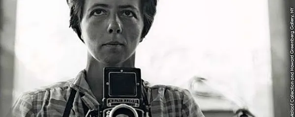 Vivian Maier je v svojem zgodnjem obdobju  fotografirala z diskretno dvooko 
kamero Rolleiflexx,  kasneje pa je začela fotografirati z Leico.