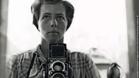 Vivian Maier je v svojem zgodnjem obdobju  fotografirala z diskretno dvooko 
kamero Rolleiflexx,  kasneje pa je začela fotografirati z Leico.