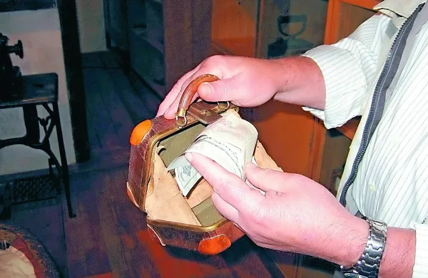 Izmaknila sta tudi stare bankovce, kovance in zbirateljske znamke.