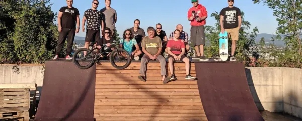 Mladi iz ŠD Obala Riders, Kluba Inde drugje, Zavoda NOR in 
nekaterih drugih društev so našli zatočišče na Markovcu pri   bivših 
balinarjih (na sredini sedi njihov neformalni vodja Silvo Torkar). 
Na betonski ploščadi opuščenega balinišča so si, čakajoč na 
pravega mestnega, sami začeli graditi svoj alternativni skejt 
park. 