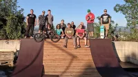 Mladi iz ŠD Obala Riders, Kluba Inde drugje, Zavoda NOR in 
nekaterih drugih društev so našli zatočišče na Markovcu pri   bivših 
balinarjih (na sredini sedi njihov neformalni vodja Silvo Torkar). 
Na betonski ploščadi opuščenega balinišča so si, čakajoč na 
pravega mestnega, sami začeli graditi svoj alternativni skejt 
park. 