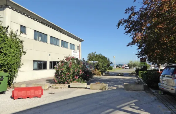 Veslaški klub Izola, ustanovljen leta 1997, se bo moral preseliti  iz 
stavbe (na levi) tik ob izolski marini.