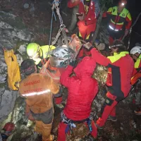 Po več kot 27 urah reševanja so ajdovskega jamarja uspešno 
dvignili na površje in ga z reševalnim vozilom odpeljali v 
ljubljanski klinični center. 



