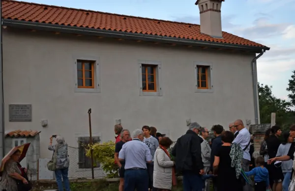 Na rojstni hiši na  etnologa in akademika odslej opominja tudi 
spominska plošča.

 