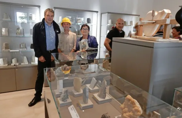 Bogato zbirko v galeriji kamna Gabrijela Jerama (v sredini) sta si z veseljem ogledala tudi   župan 
David Škabar (levo) in predsednica KS  Štorje Ivica Podgoršek. Občina je za galerijo prispevala 
prostor, krajevna skupnost pa je poskrbela za  njeno ureditev in opremo.  